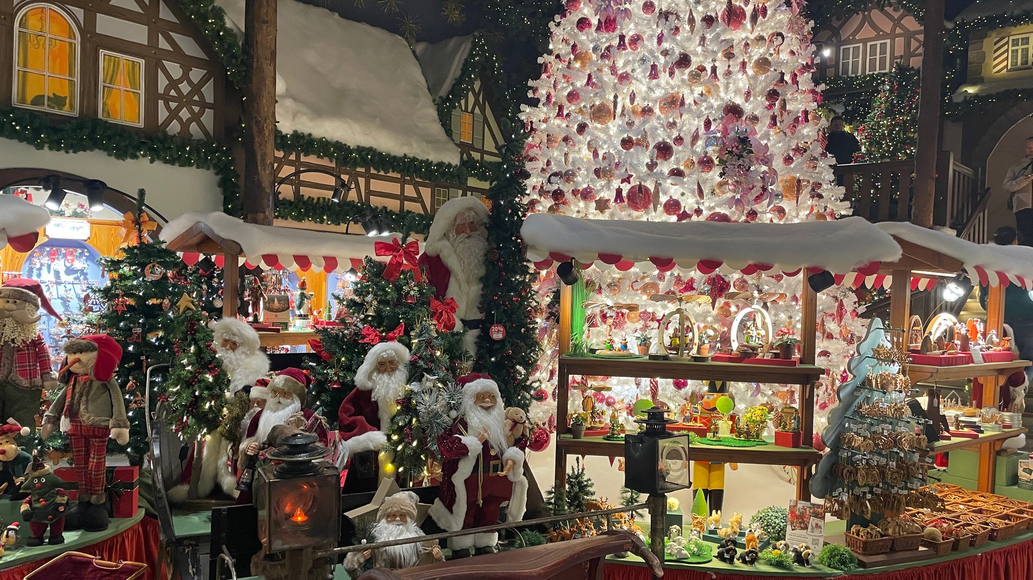 Weihnachtsdekoration im Laden von Käthe Wohlfahrt