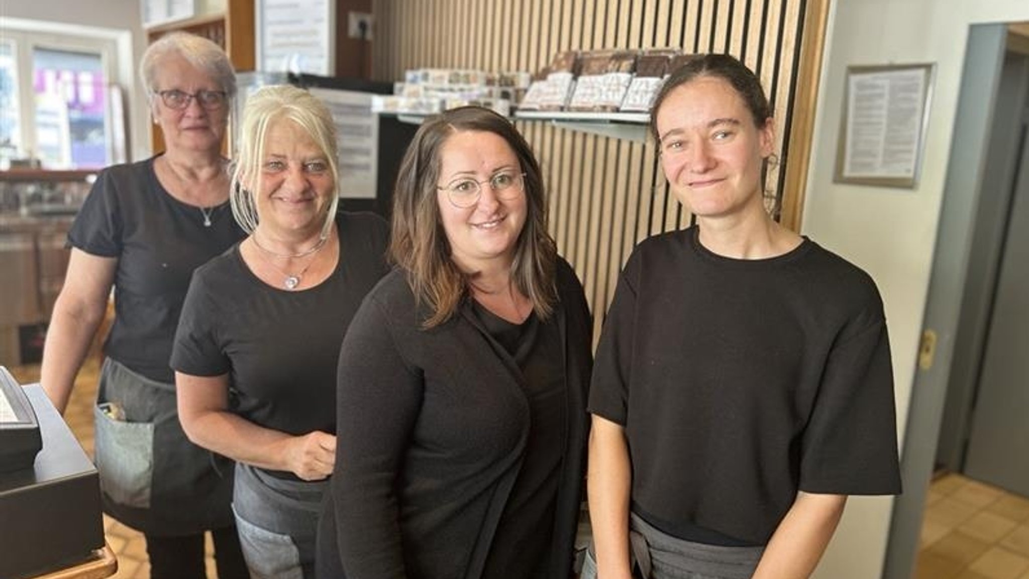Vier Frauen stehen nebeneinander hinter einem Tresen in einem Verkaufsraum eines Cafés. | Bild: BR / Kristina Kreutzer Vier Frauen stehen nebeneinander hinter einem Tresen in einem Verkaufsraum eines Cafés.