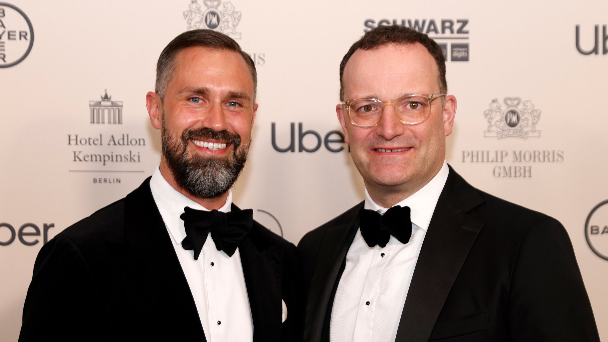 ARCHIV (17.04.2026): Jens Spahn (r), Vorsitzender der Fraktion der CDU/CSU im Deutschen Bundestag, und sein Ehemann Daniel Funke kommen, zum Bundespresseball.