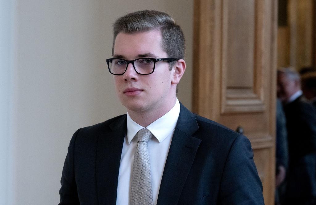 Daniel Halemba, AfD-Politiker, kommt im bayerischen Landtag zu einer Plenarsitzung (Archivbild).