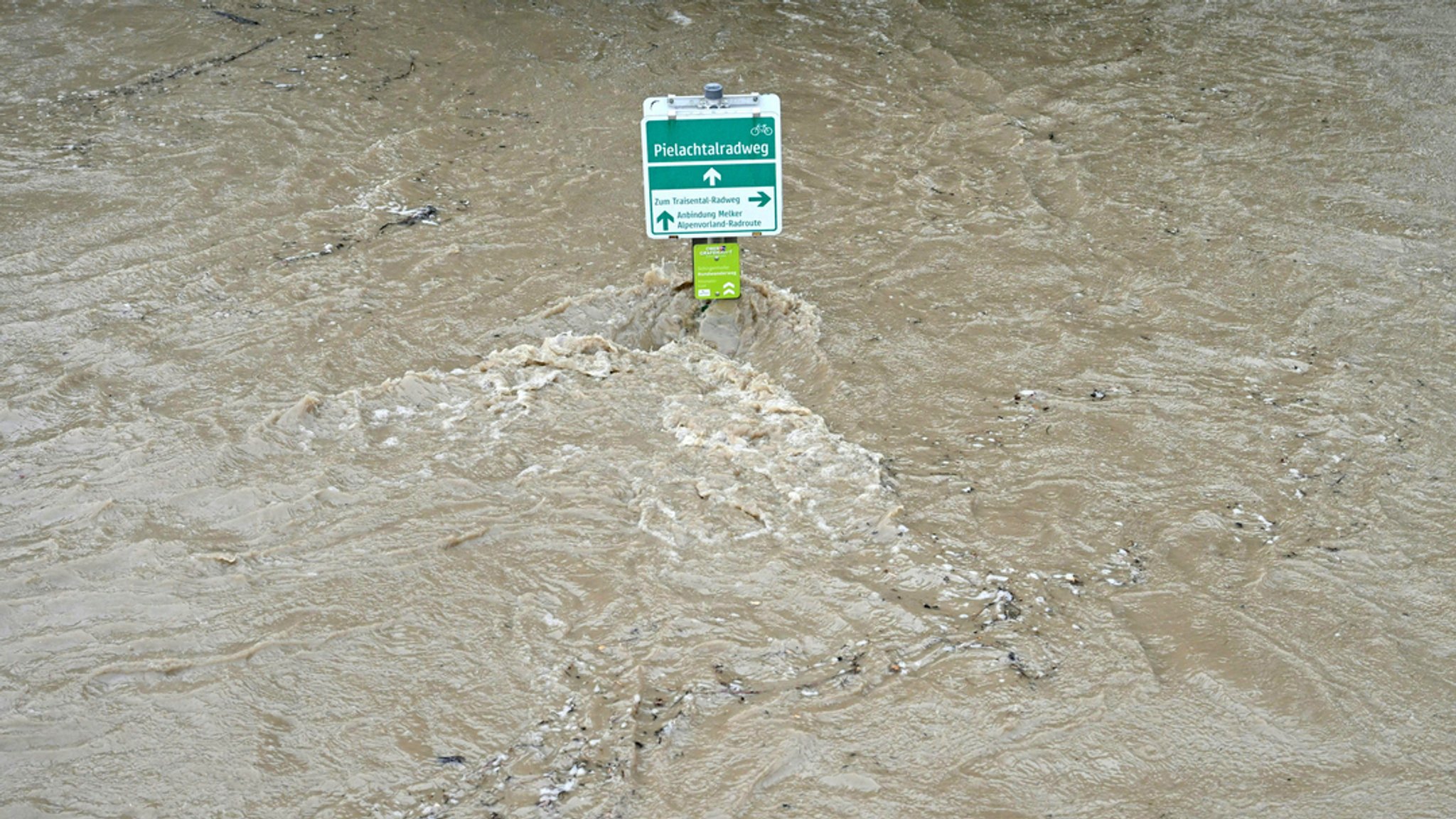 Hochwasser in Österreich: Feuerwehrmann stirbt im Einsatz