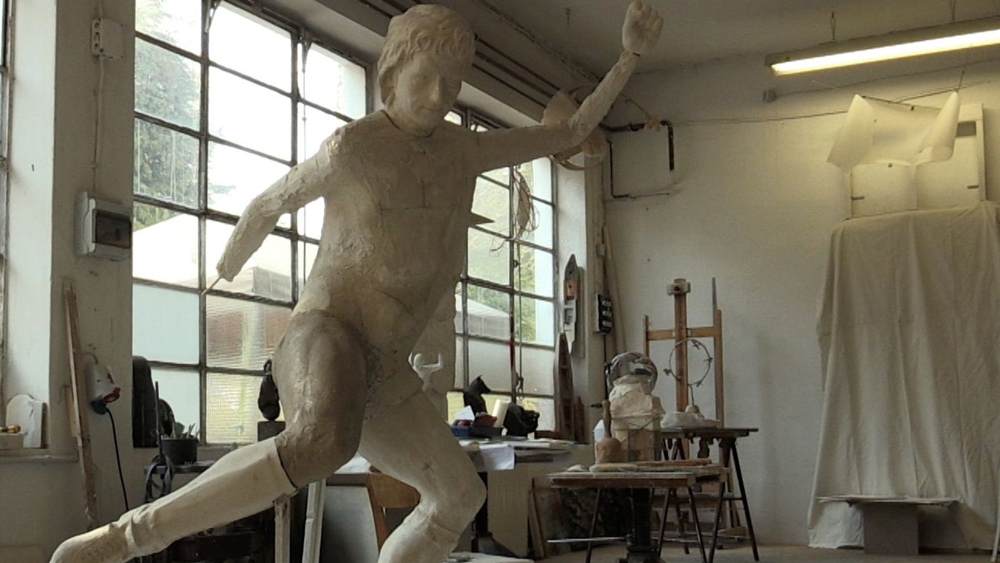 Entwurf der Statue von Fußballer Gerd Müller im Atelier