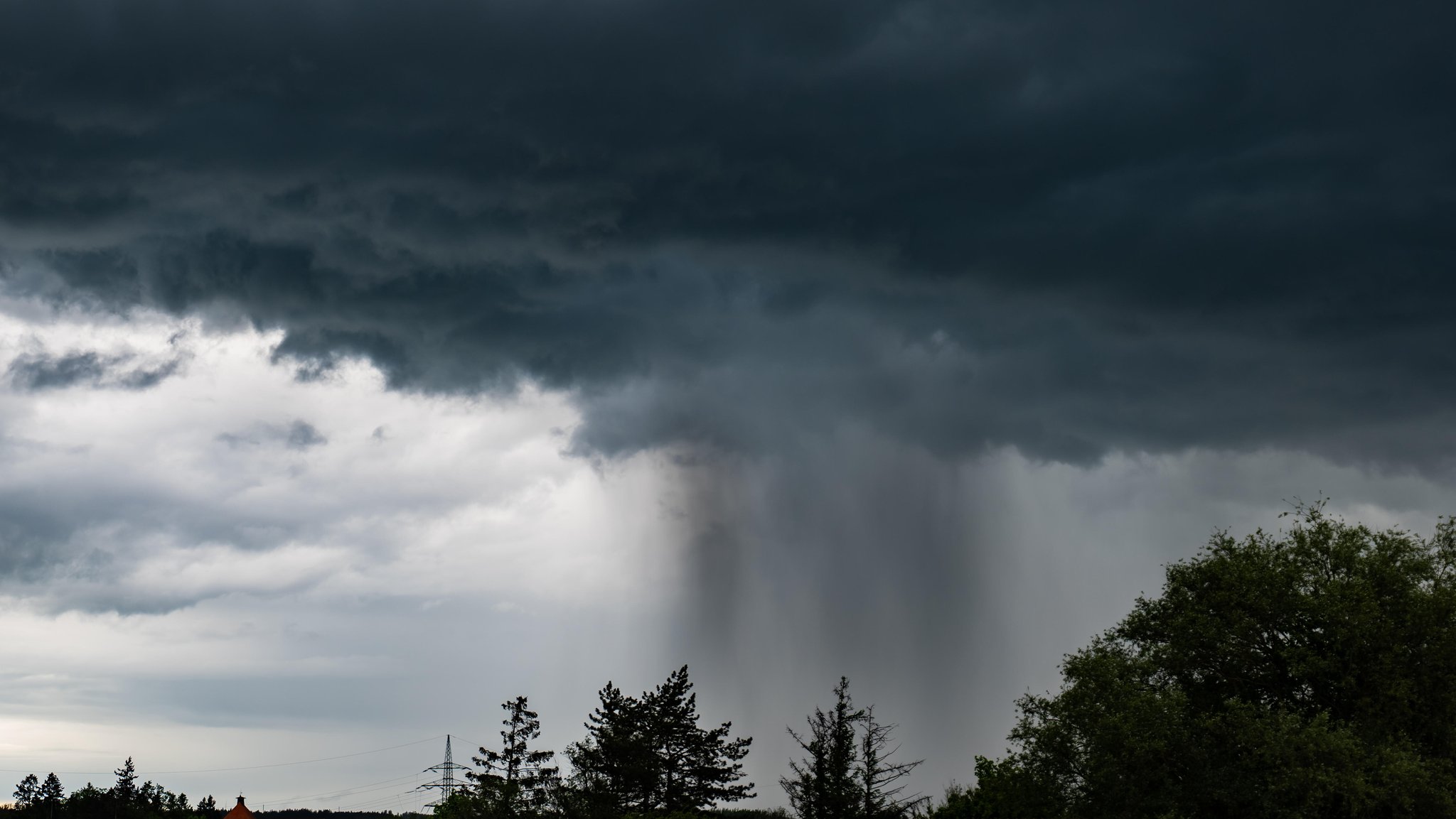 Wolkenbruch an einem wechselhaften Tag in Bayern (Symbolbild). | Bild: picture alliance / CHROMORANGE | Li Bro.photo Wolkenbruch an einem wechselhaften Tag in Bayern (Symbolbild).