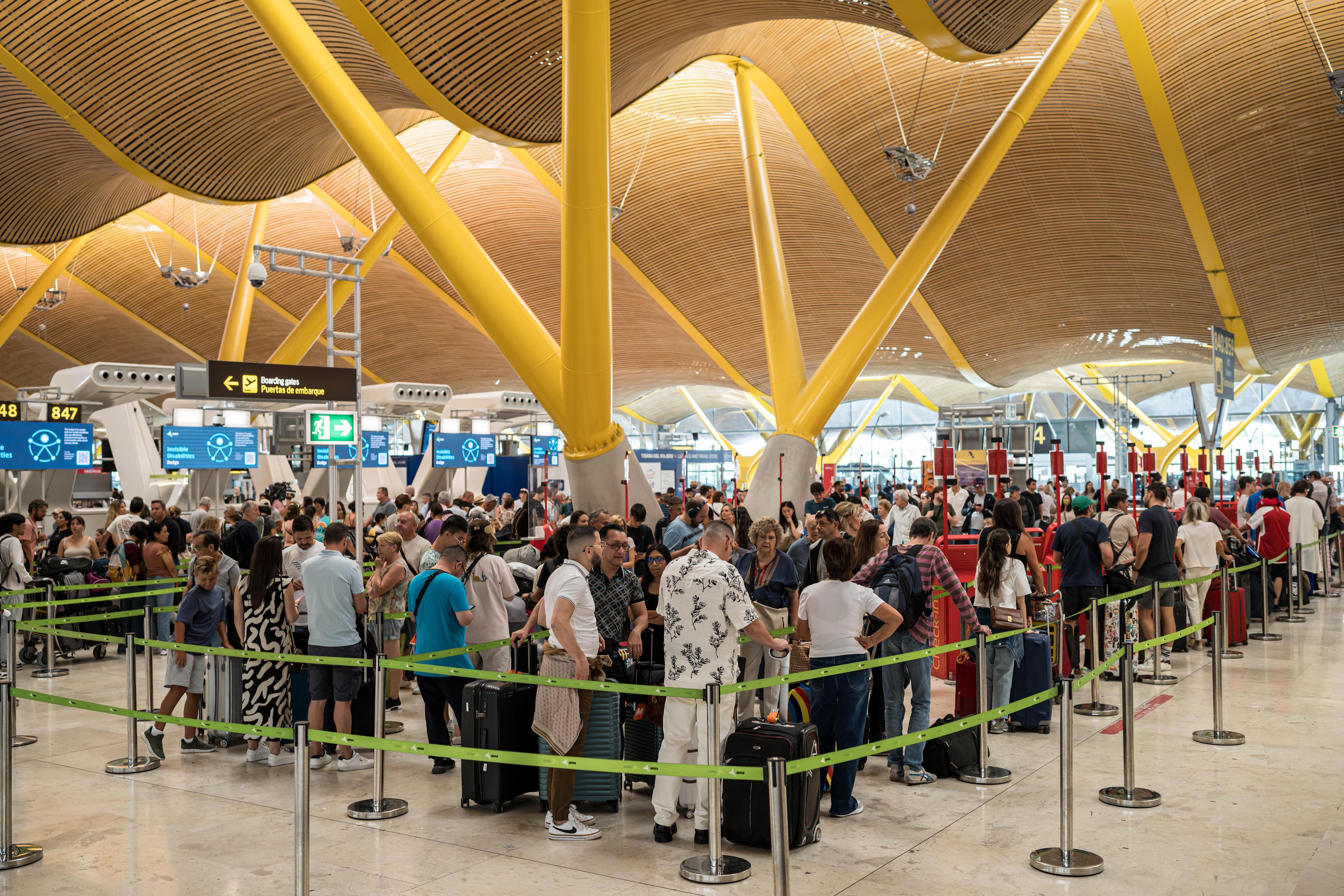 Menschenmengen am Flughafen in Madrid, Spanien