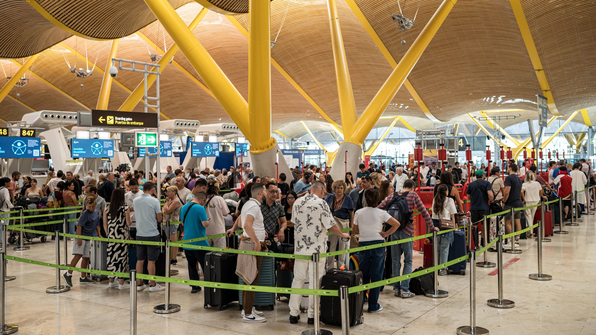 Menschenmengen am Flughafen in Madrid, Spanien