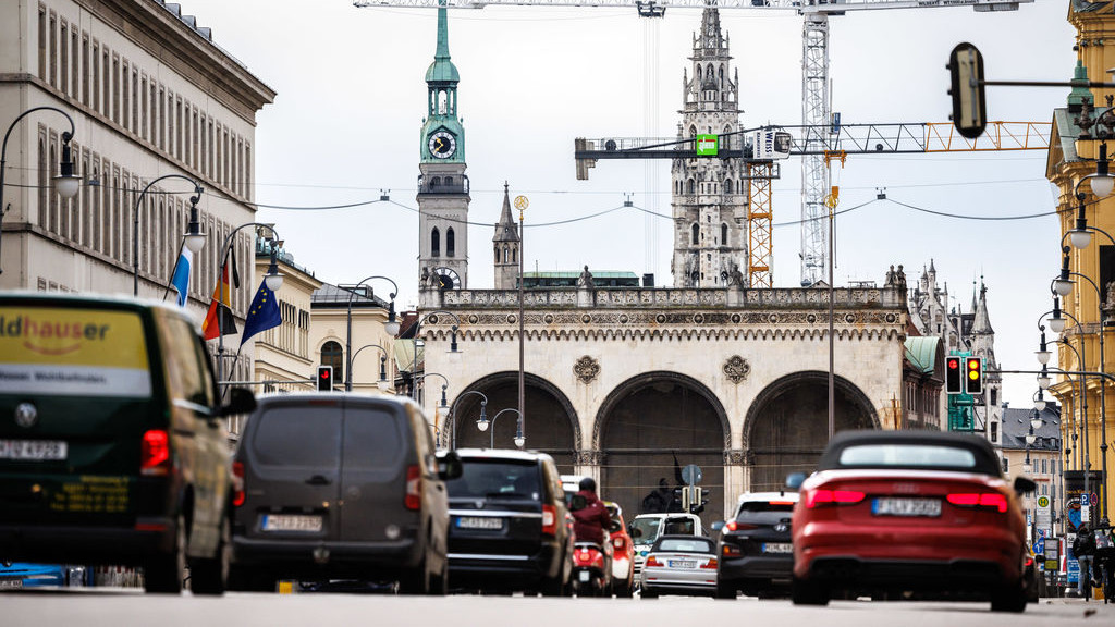 09.01.2023, Bayern, München: Autos fahren über die Ludwigstraße auf den Odeonsplatz mit der Feldherrnhalle zu. Im Hintergrund sind die Peterskirche und das Rathaus zu sehen. Foto: Matthias Balk/dpa +++ dpa-Bildfunk +++