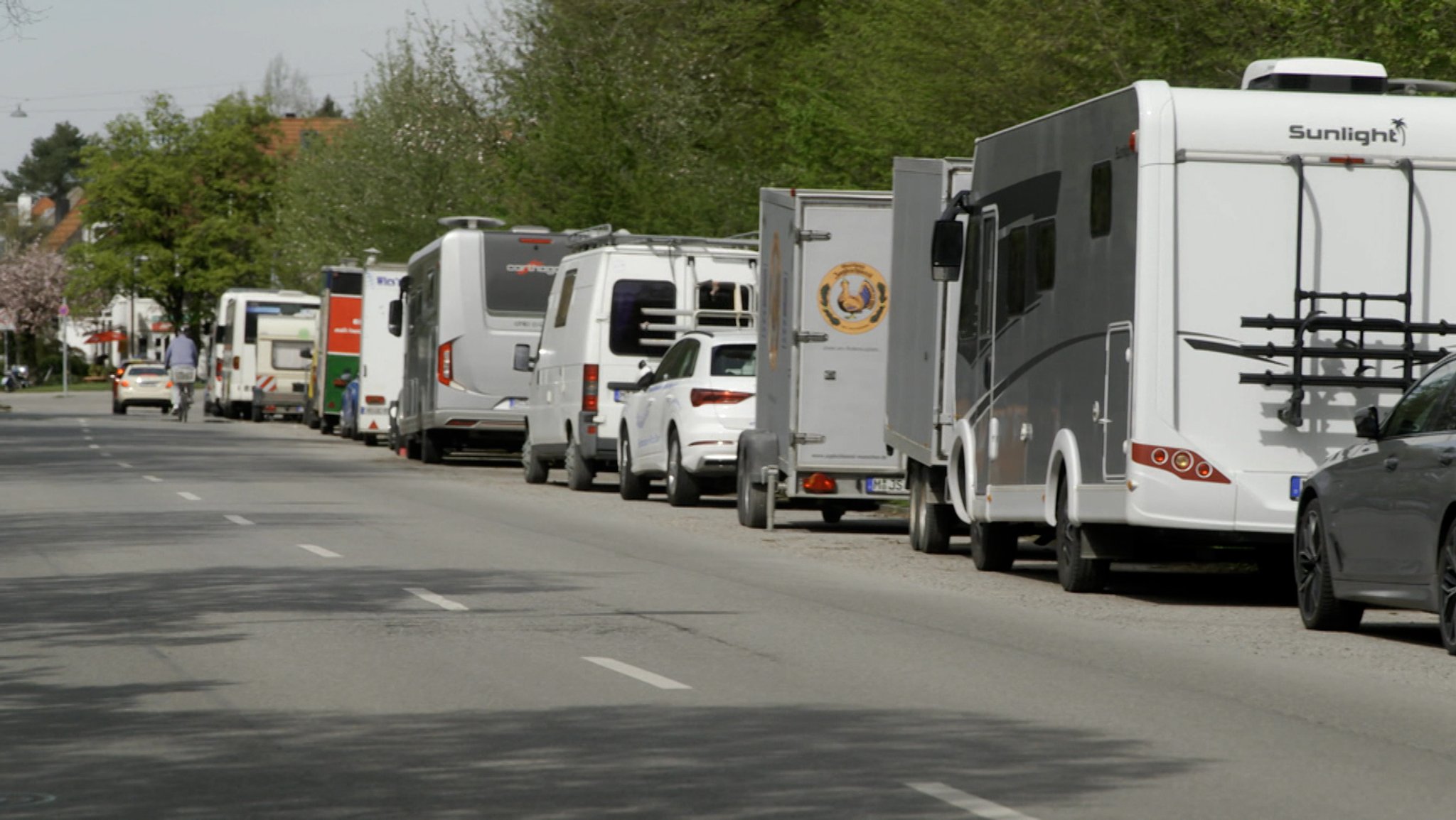 Abgestellte Wohnmobile an einer Straße am Münchner Waldfriedhof.