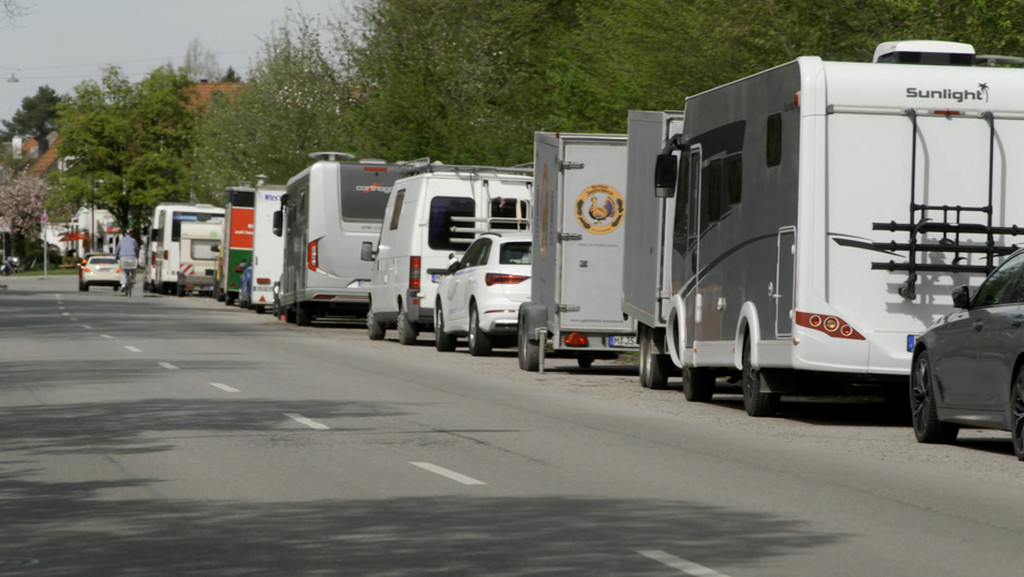 Abgestellte Wohnmobile an einer Straße am Münchner Waldfriedhof. | Bild: BR Abgestellte Wohnmobile an einer Straße am Münchner Waldfriedhof.