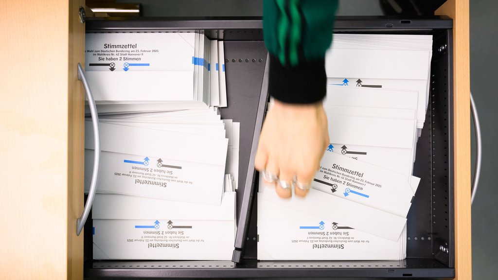 Bis Wann Kann Man Briefwahl Abgeben So geht Briefwahl: Bis wann abschicken oder abgeben? | BR24