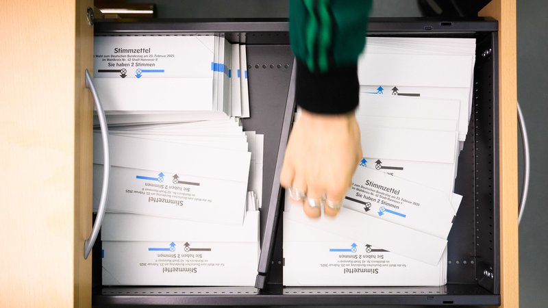 ARCHIV - 12.02.2025, Niedersachsen, Hannover: Ein Wahlhelfer nimmt in der Briefwahlstelle im Neuen Rathaus einen Stimmzettel für die Bundestagswahl 2025. (zu dpa: «Etwa 80.000 ehrenamtliche Wahlhelfer in Niedersachsen») Foto: Julian Stratenschulte/dpa +++ dpa-Bildfunk +++ | Bild: dpa-Bildfunk/Julian Stratenschulte ARCHIV - 12.02.2025, Niedersachsen, Hannover: Ein Wahlhelfer nimmt in der Briefwahlstelle im Neuen Rathaus einen Stimmzettel für die Bundestagswahl 2025. (zu dpa: «Etwa 80.000 ehrenamtliche Wahlhelfer in Niedersachsen») Foto: Julian Stratenschulte/dpa +++ dpa-Bildfunk +++