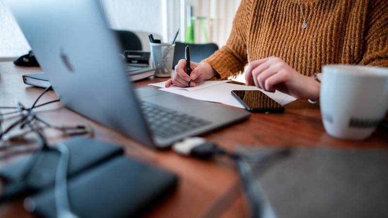 Eine Frau sitzt mit einem Laptop an einem Tisch im Homeoffice. | Bild: picture alliance/dpa | Fabian Strauch Eine Frau sitzt mit einem Laptop an einem Tisch im Homeoffice.