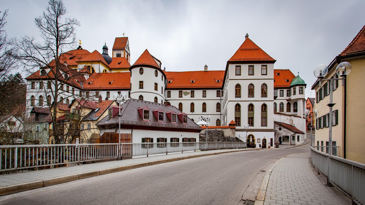 Blick auf die Stadt Füssen mit Kloster und Rathaus