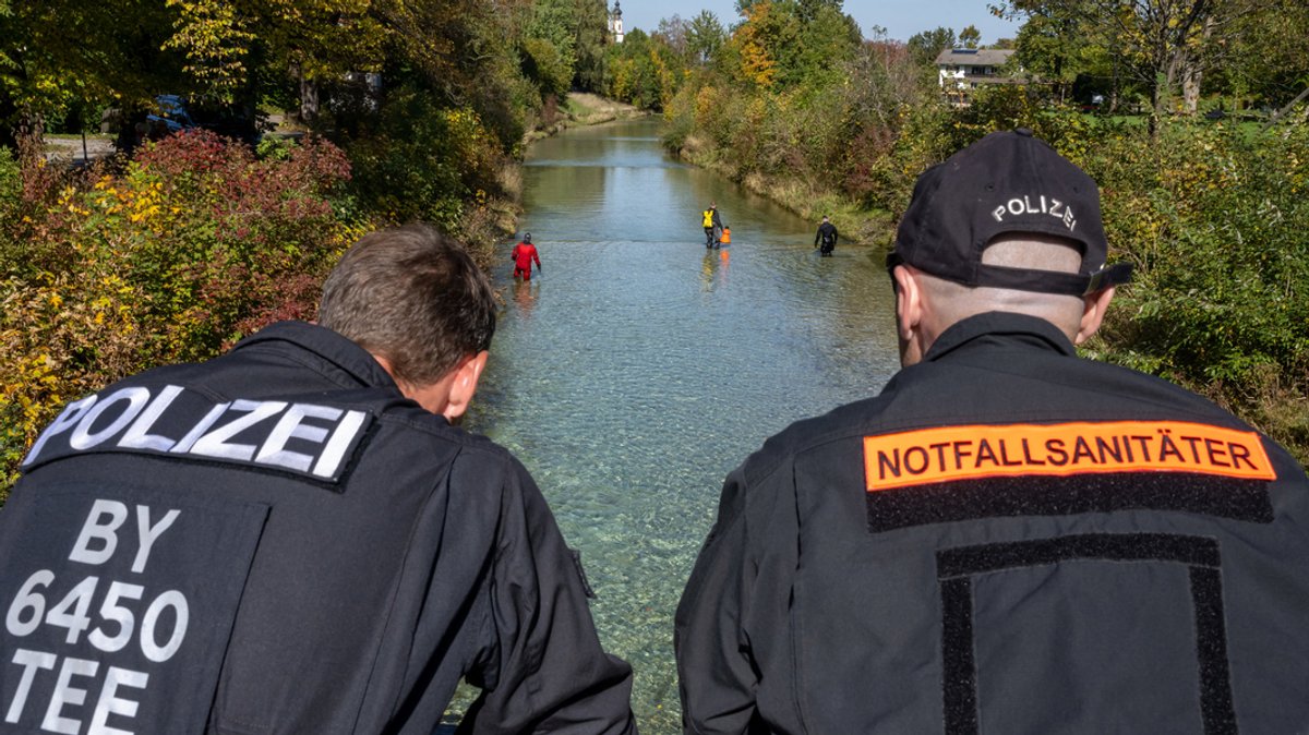 Archivbild: Polizeitaucher suchen in Aschau das Flussbett der Prien ab.