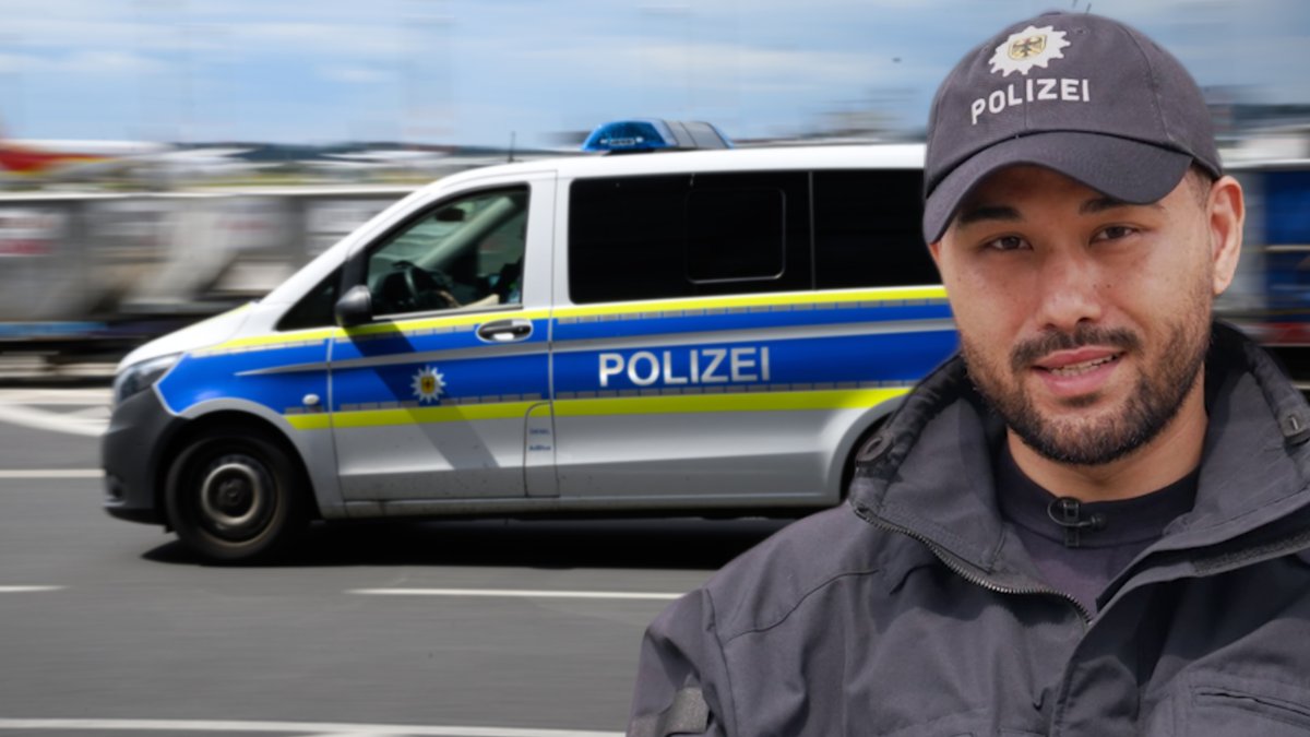 David absolviert das dreijährige Studium für den gehobenen Polizeivollzugsdienst der Bundespolizei. Im Hintergrund ist ein Polizeifahrzeug zu sehen.