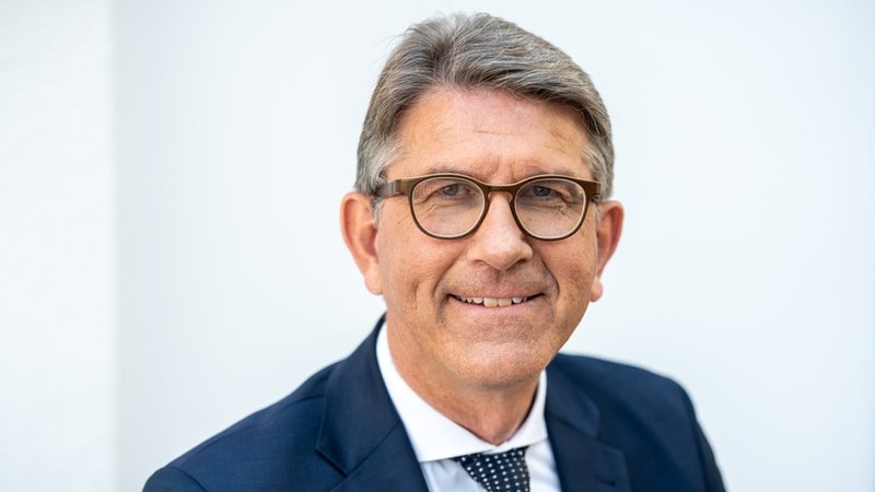 Will Digitalkonzerne zur Kasse bitten: Wolfram Weimer | Bild: dpa-Bildfunk/Michael Kappeler Will Digitalkonzerne zur Kasse bitten: Wolfram Weimer