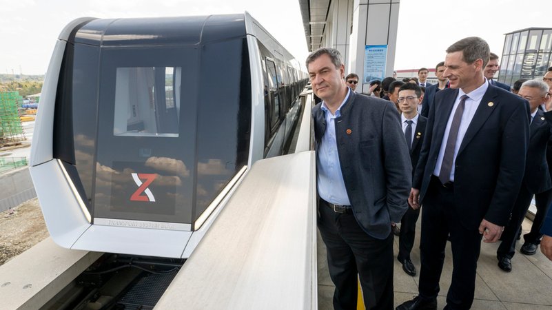 Söder bestaunt in China die Magnetschwebebahn des bayerischen Unternehmers Max Bögl und will so eine Bahn auch für den Nürnberger Nahverkehr. Aber wie sinnvoll ist das?