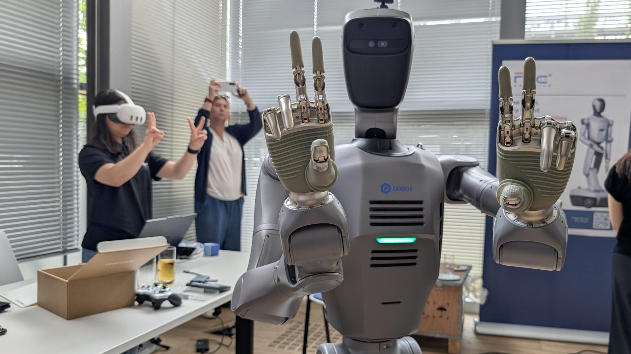 Ein humanoider Roboter, der die Finger hebt. | Bild: BR/Andreas Schuster Ein humanoider Roboter, der die Finger hebt.