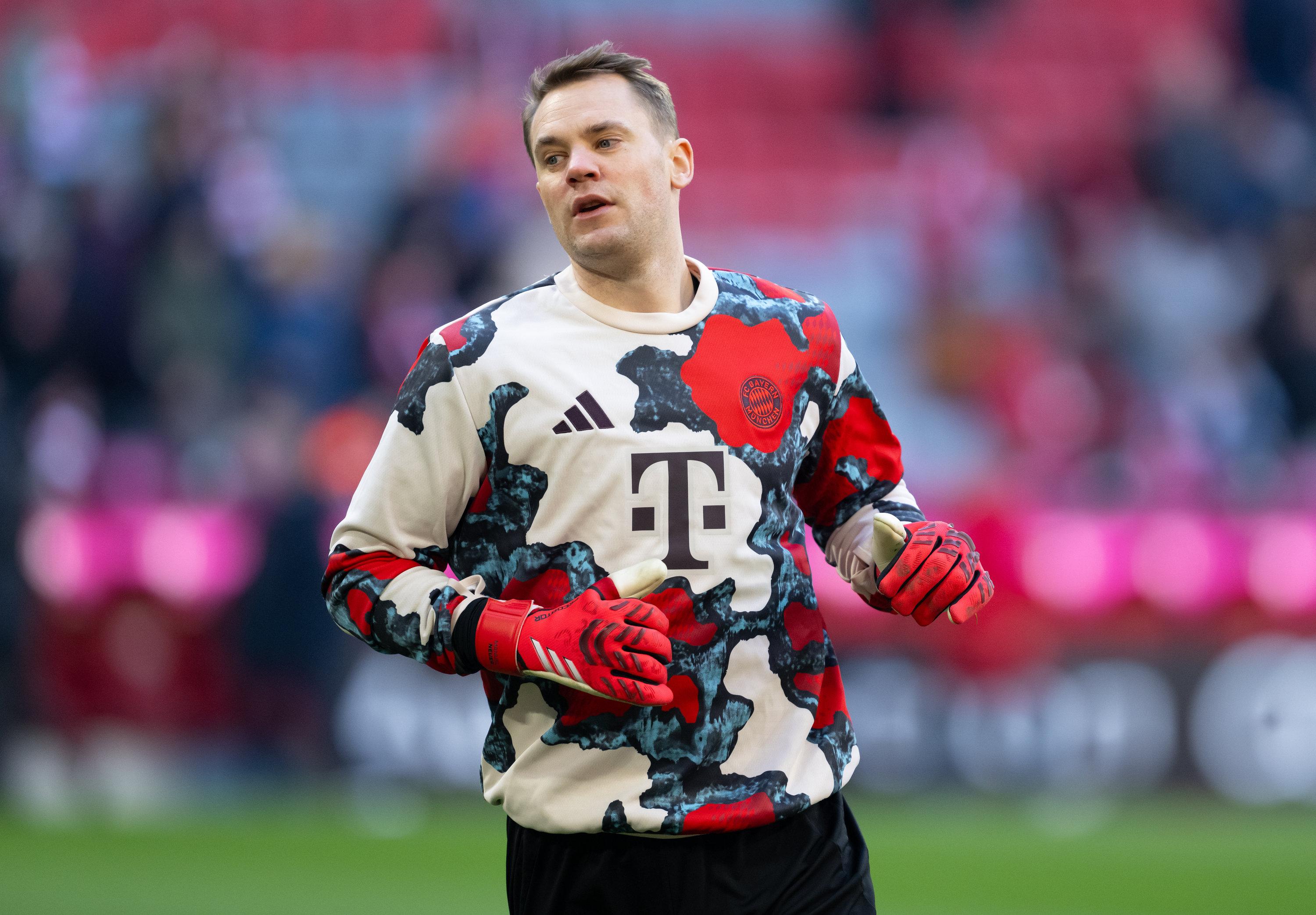 01.02.2025, Bayern, München: Fußball: Bundesliga, Bayern München - Holstein Kiel, 20. Spieltag in der Allianz Arena. Torwart Manuel Neuer von München wärmt sich auf. 