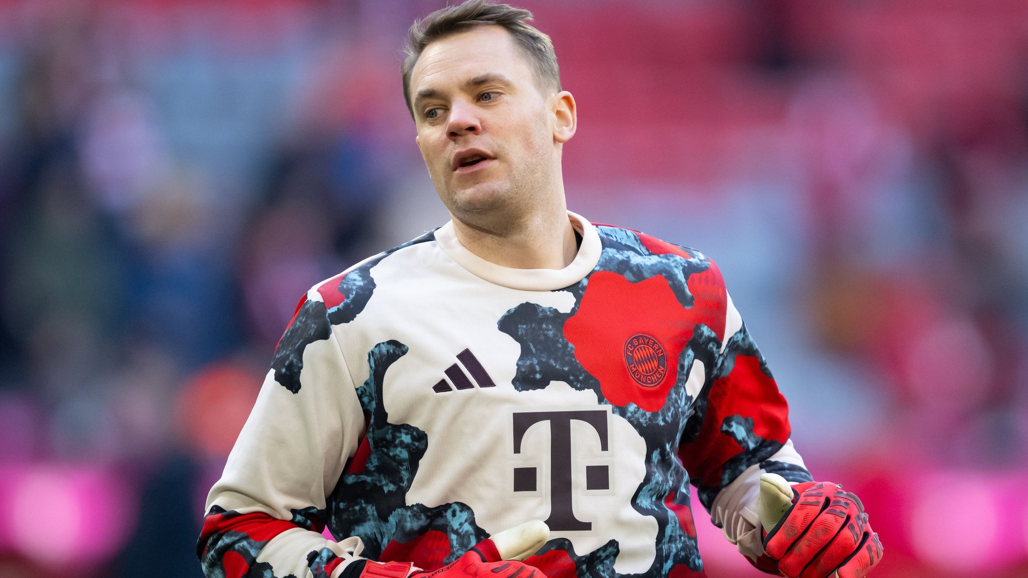 01.02.2025, Bayern, München: Fußball: Bundesliga, Bayern München - Holstein Kiel, 20. Spieltag in der Allianz Arena. Torwart Manuel Neuer von München wärmt sich auf. 