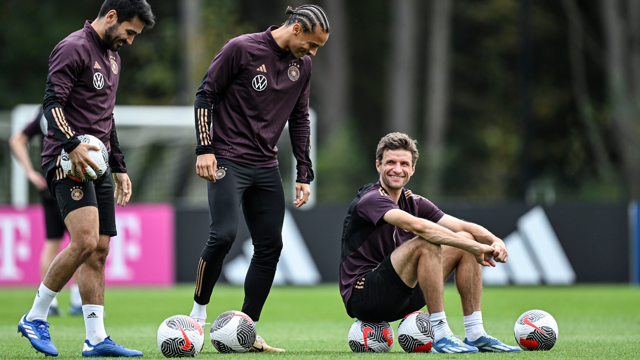 Thomas Müller mit den Nationalmannschaftskollegen Leroy Sané und İlkay Gündoğan