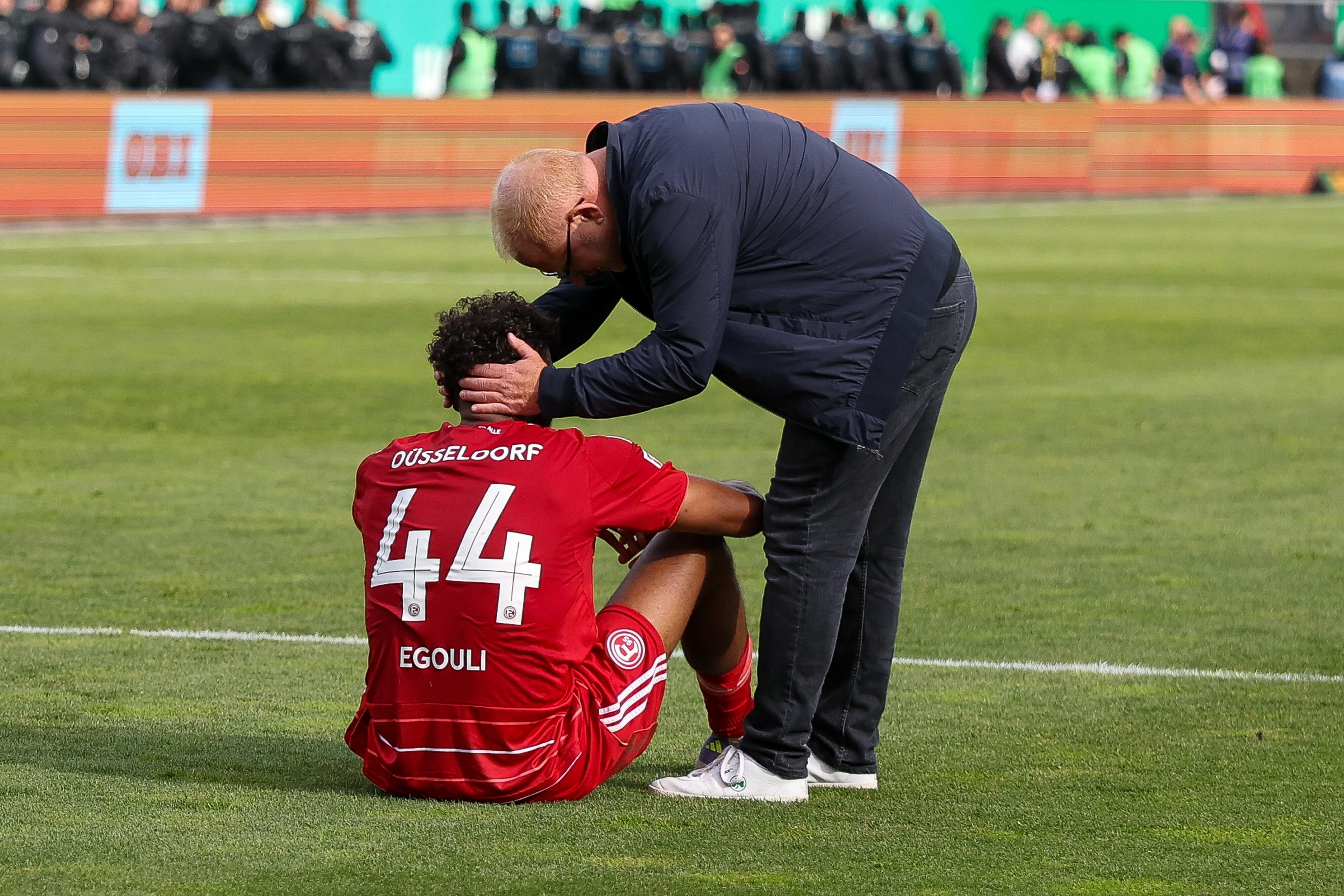 Fürths Trainer Vogel tröstet Düsseldorfer Spieler