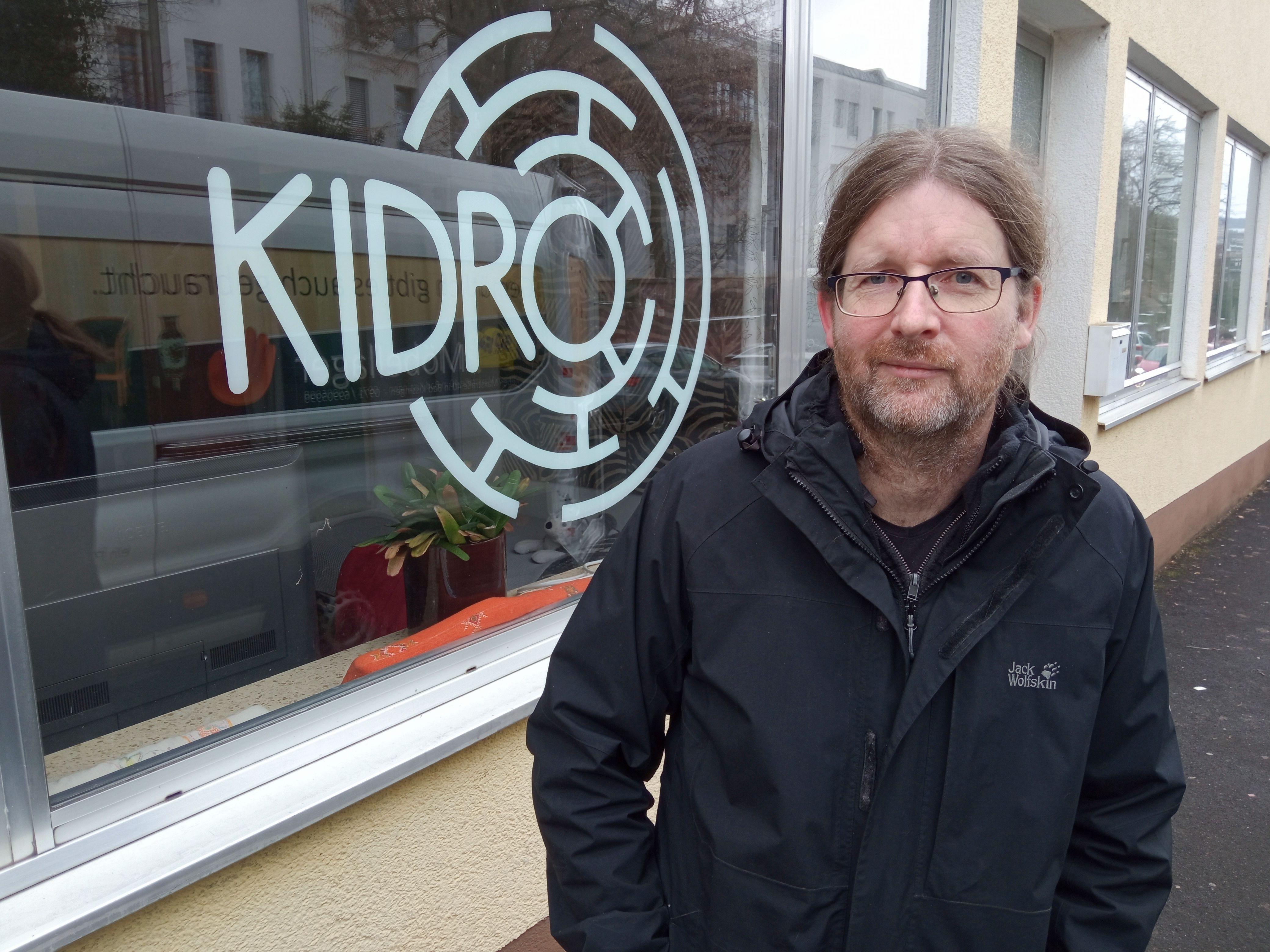 Der Streetworker Christian Fenn steht vor dem Gebäude des Vereins "Kissinger Drogenhilfe" – kurz KIDRO.