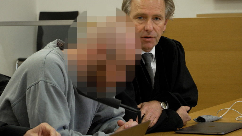 Es war Mord. So lautet das Urteil des Landgerichts Deggendorf im Wiederaufnahmeprozess gegen Dominik R. Der 28-Jährige war 2017 wegen Totschlags an seiner Ex-Freundin verurteilt worden - nach dem neuen Schuldspruch muss er lebenslang in Haft. | Bild: BR Es war Mord. So lautet das Urteil des Landgerichts Deggendorf im Wiederaufnahmeprozess gegen Dominik R. Der 28-Jährige war 2017 wegen Totschlags an seiner Ex-Freundin verurteilt worden - nach dem neuen Schuldspruch muss er lebenslang in Haft.