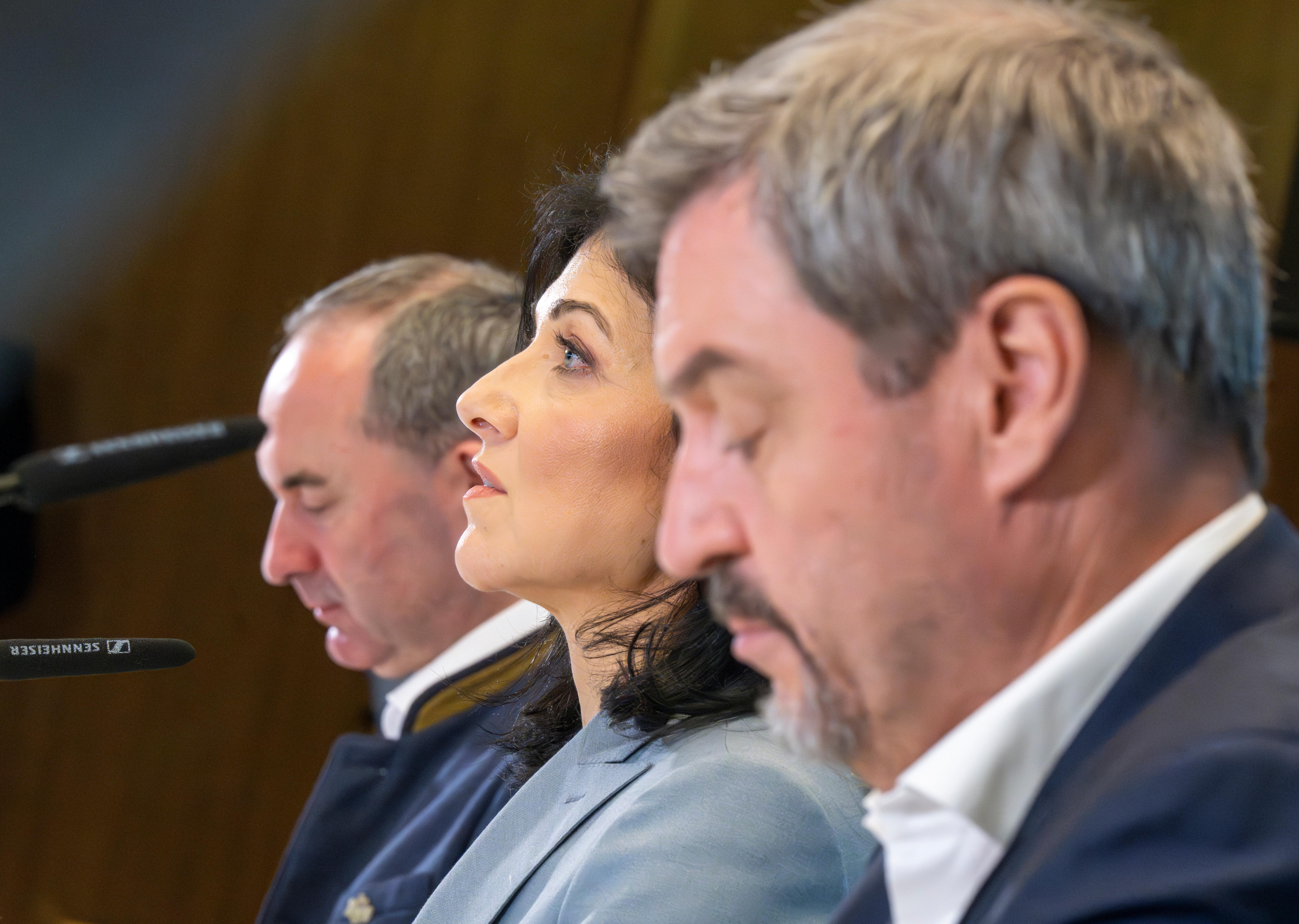 Hubert Aiwanger, (l-r) (Freie Wähler), Stellvertretender Ministerpräsident und bayerischer Wirtschaftsminister, Bundeswirtschaftsministerin Katherina Reiche (CDU) und Markus Söder, (CSU) Ministerpräsident von Bayern,
