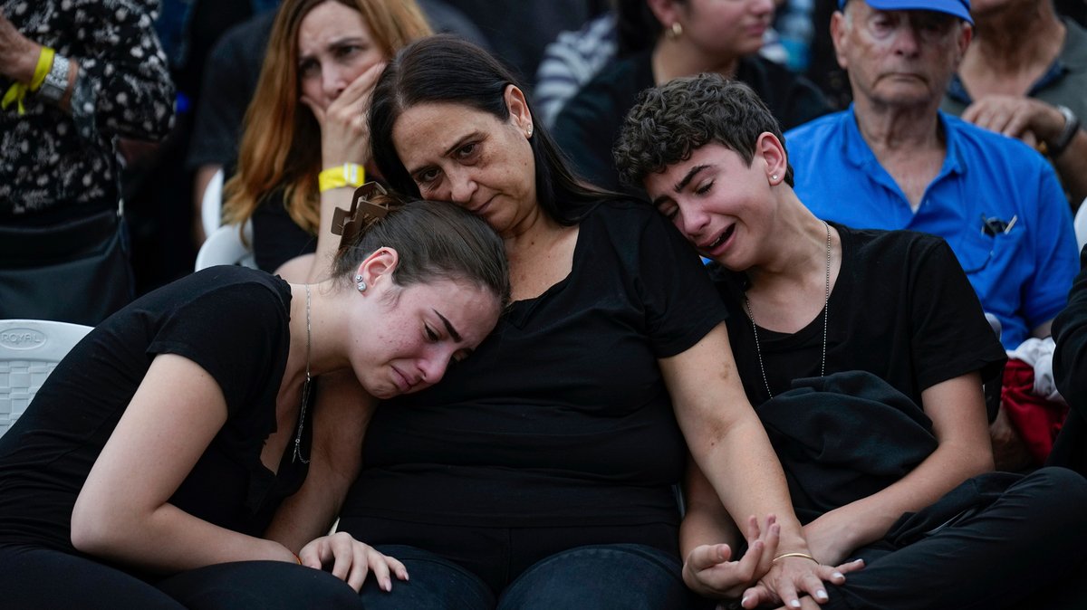 Familienmitglieder weinen um Roni Eshel. Die 19-jährige Wachsoldatin wurde von Hamas-Terroristen bei ihrem Angriff am 7. Oktober getötet.