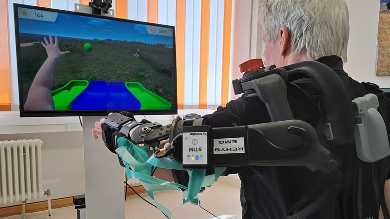 Schlaganfall-Patienten sollen künftig mit einer intelligenten, computergesteuerten Roboter-Neuroprothese besser und häufiger ihre Beweglichkeit trainieren können. | Bild: Jan Kerckhoff/BR Schlaganfall-Patienten sollen künftig mit einer intelligenten, computergesteuerten Roboter-Neuroprothese besser und häufiger ihre Beweglichkeit trainieren können.