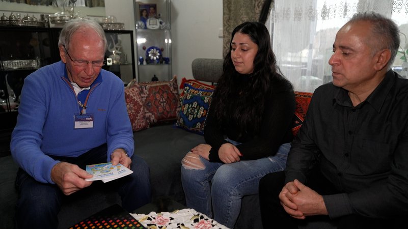 Ein Energieberater erklärt einer Familie, wie sie Strom sparen kann. | Bild: BR Ein Energieberater erklärt einer Familie, wie sie Strom sparen kann.