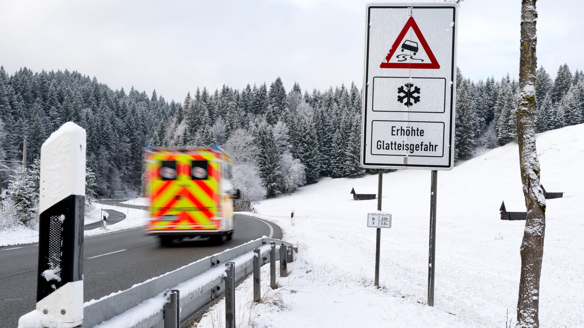 Unfälle wegen Glatteis - bis zu 30 Zentimeter Neuschnee erwartet