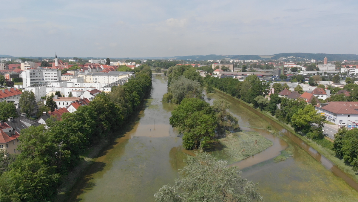 Die Flutmulde durch die Stadt Landshut von oben. 