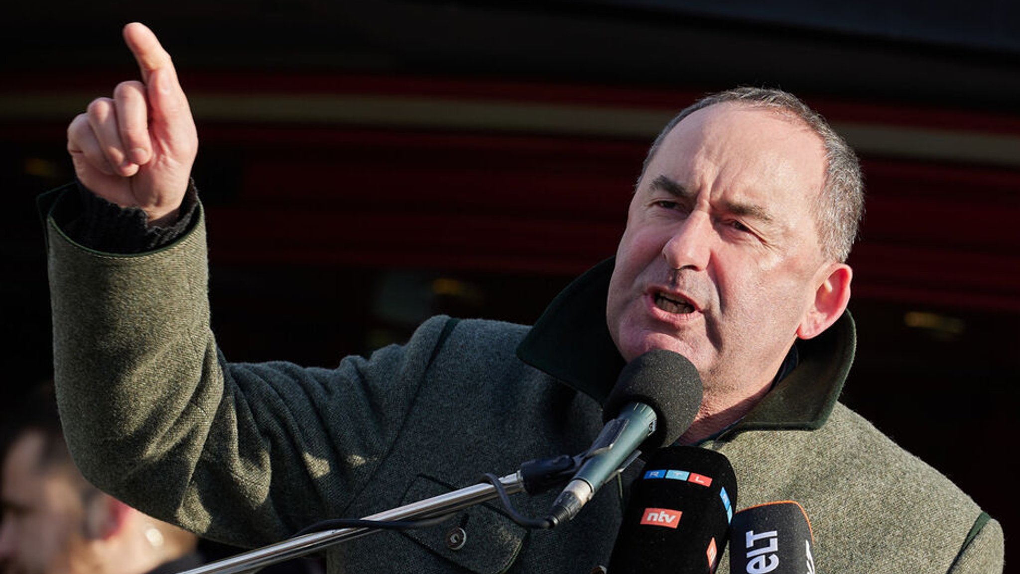 Hubert Aiwanger (Freie Wähler), Bayerns Wirtschaftsminister, hält bei einer Protestveranstaltung von Lkw-Fahrern am 19.91.2024 eine Rede vor dem Brandenburger Tor.