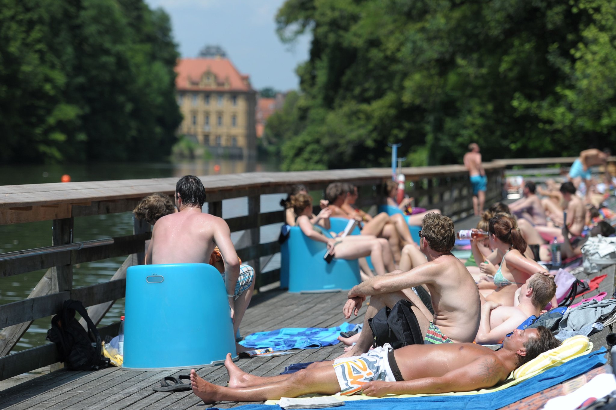 Bamberg: Dutzende Besucher sonnen sich im Hainbad in Bamberg | Bild: dpa-Bildfunk/David Ebener Bamberg: Dutzende Besucher sonnen sich im Hainbad in Bamberg