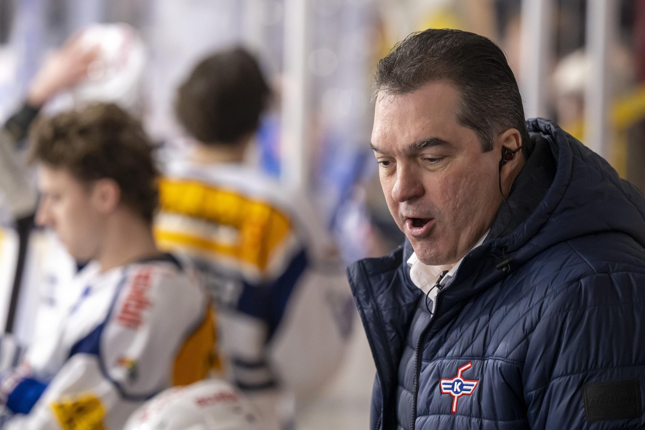 Eishockeytrainer Larry Mitchell