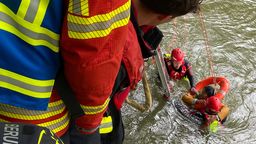 Feuerwehrleute holen eine Frau aus der Isar. | Bild:Berufsfeuerwehr München