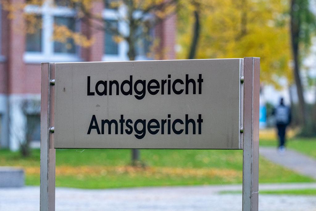 "Landgericht, Amtsgericht" steht auf einem Schild vor dem Landshuter Justizgebäude, in dem auch die Staatsanwaltschaft angesiedelt ist.