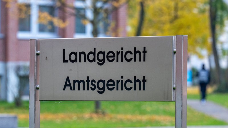 "Landgericht, Amtsgericht" steht auf einem Schild vor dem Landshuter Justizgebäude, in dem auch die Staatsanwaltschaft angesiedelt ist. | Bild: dpa-Bildfunk/Armin Weigel "Landgericht, Amtsgericht" steht auf einem Schild vor dem Landshuter Justizgebäude, in dem auch die Staatsanwaltschaft angesiedelt ist.
