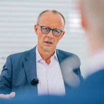 Sommerinterviews: Ist das Journalismus oder kann das weg? | Bild: Dominik Asbach, dpa-Bildfunk