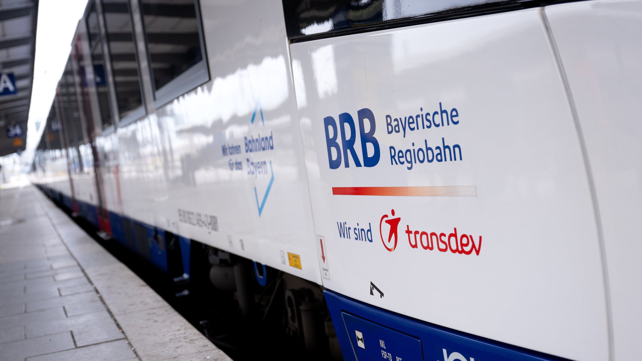 Ein Zug der bayerischen Regiobahn (BRB) steht auf einem Gleis am Münchner Hauptbahnhof.