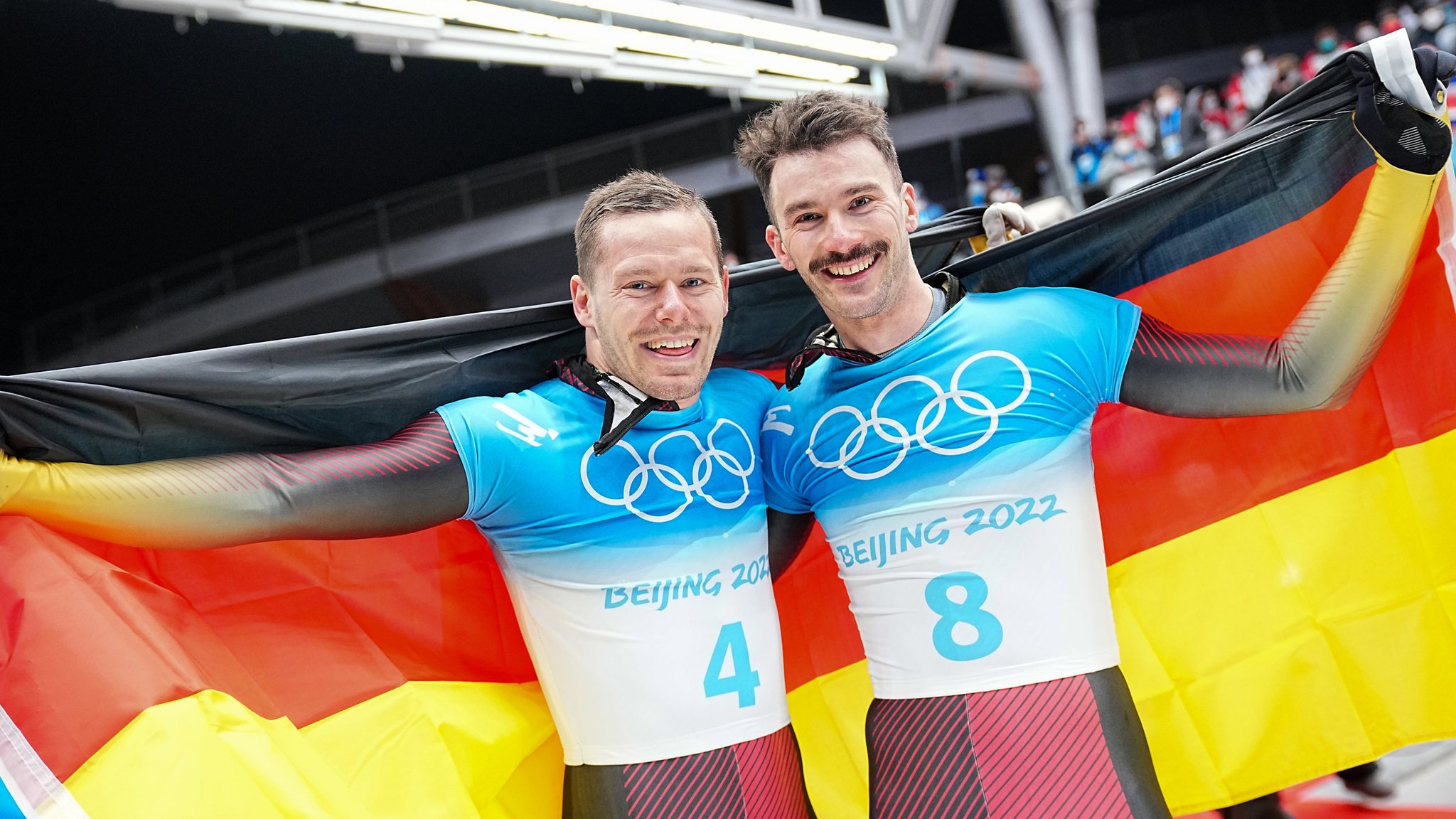 Christopher Grotheer (l) und Felix Jungk aus Deutschland freuen sich über ihre Medaillen.