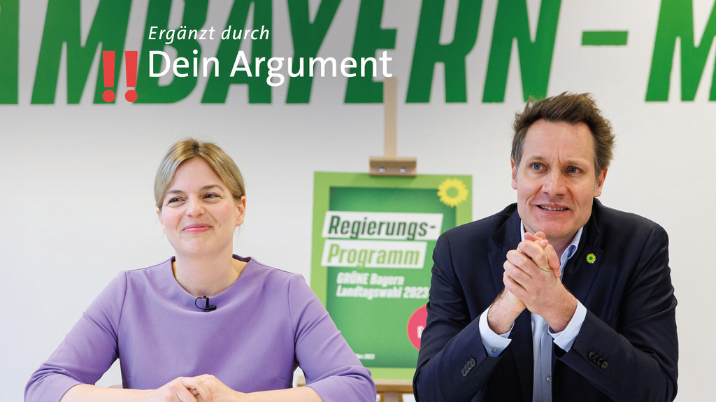 Die Spitzenkandidaten der bayerischen Grünen, Ludwig Hartmann und Katharina Schulze, sitzen an einem Tisch und stellen das Regierungsprogramm der Landtagswahl 2023 vor.