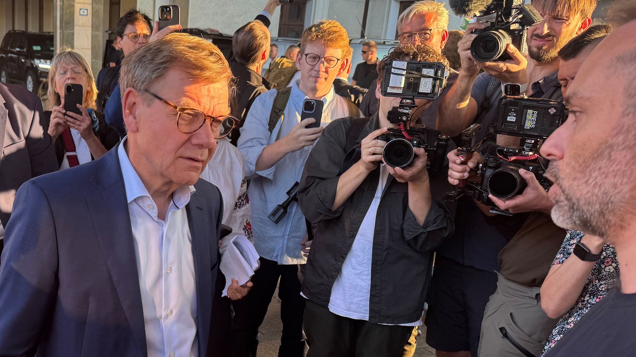 dpatopbilder - 22.08.2026, Ukraine, Kiew: RECROP - Bundesaußenminister Johann Wadephul (CDU, M) kommt auf dem Bahnhof von Kiew an auf seiner Reise in die Ukraine. Foto: Michael Fischer/dpa +++ dpa-Bildfunk +++ | Bild: dpa-Bildfunk/Michael Fischer dpatopbilder - 22.08.2026, Ukraine, Kiew: RECROP - Bundesaußenminister Johann Wadephul (CDU, M) kommt auf dem Bahnhof von Kiew an auf seiner Reise in die Ukraine. Foto: Michael Fischer/dpa +++ dpa-Bildfunk +++