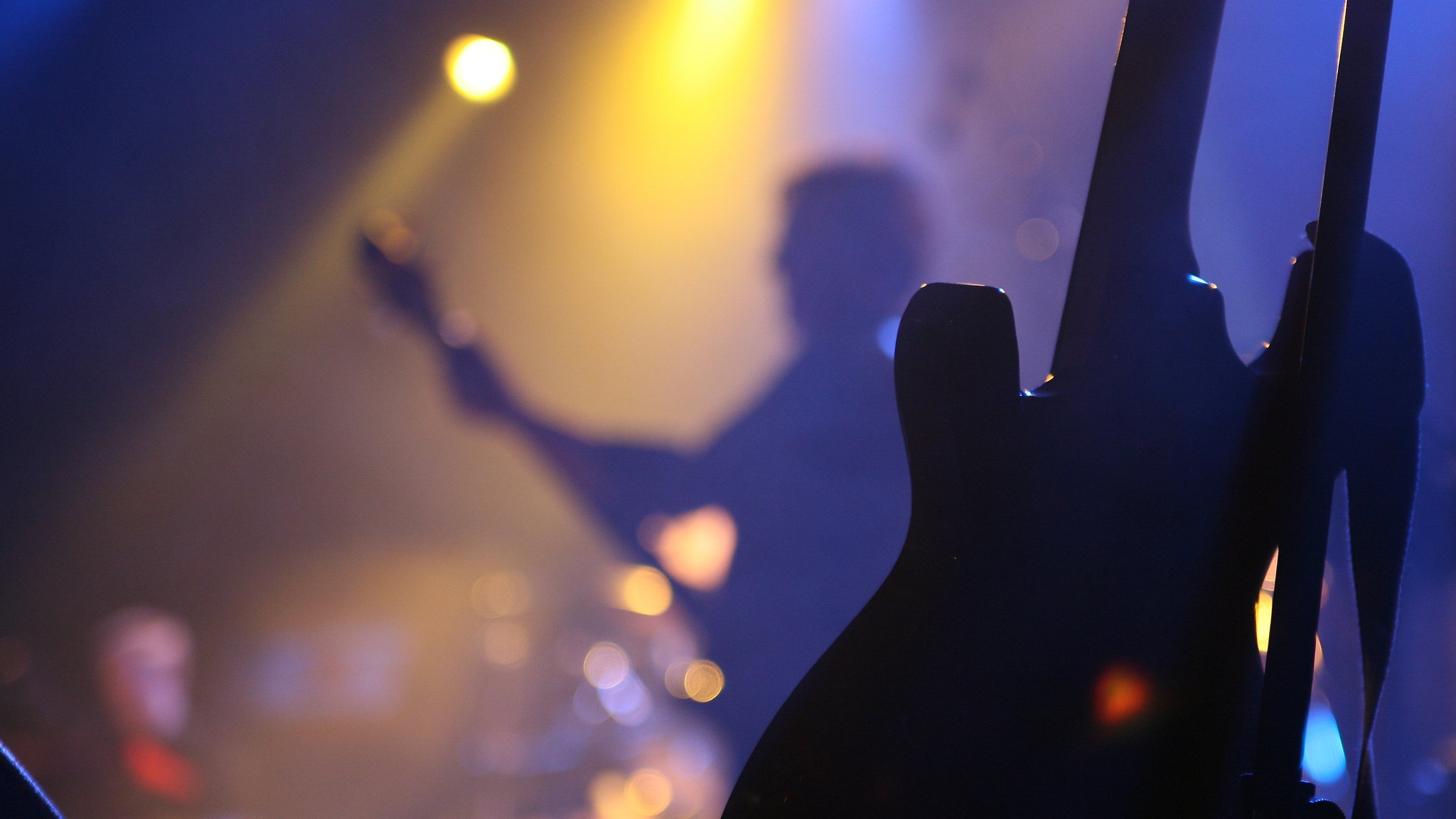 Eine Gitarre steht auf einer Konzertbühne. | Bild: Colourbox Eine Gitarre steht auf einer Konzertbühne.