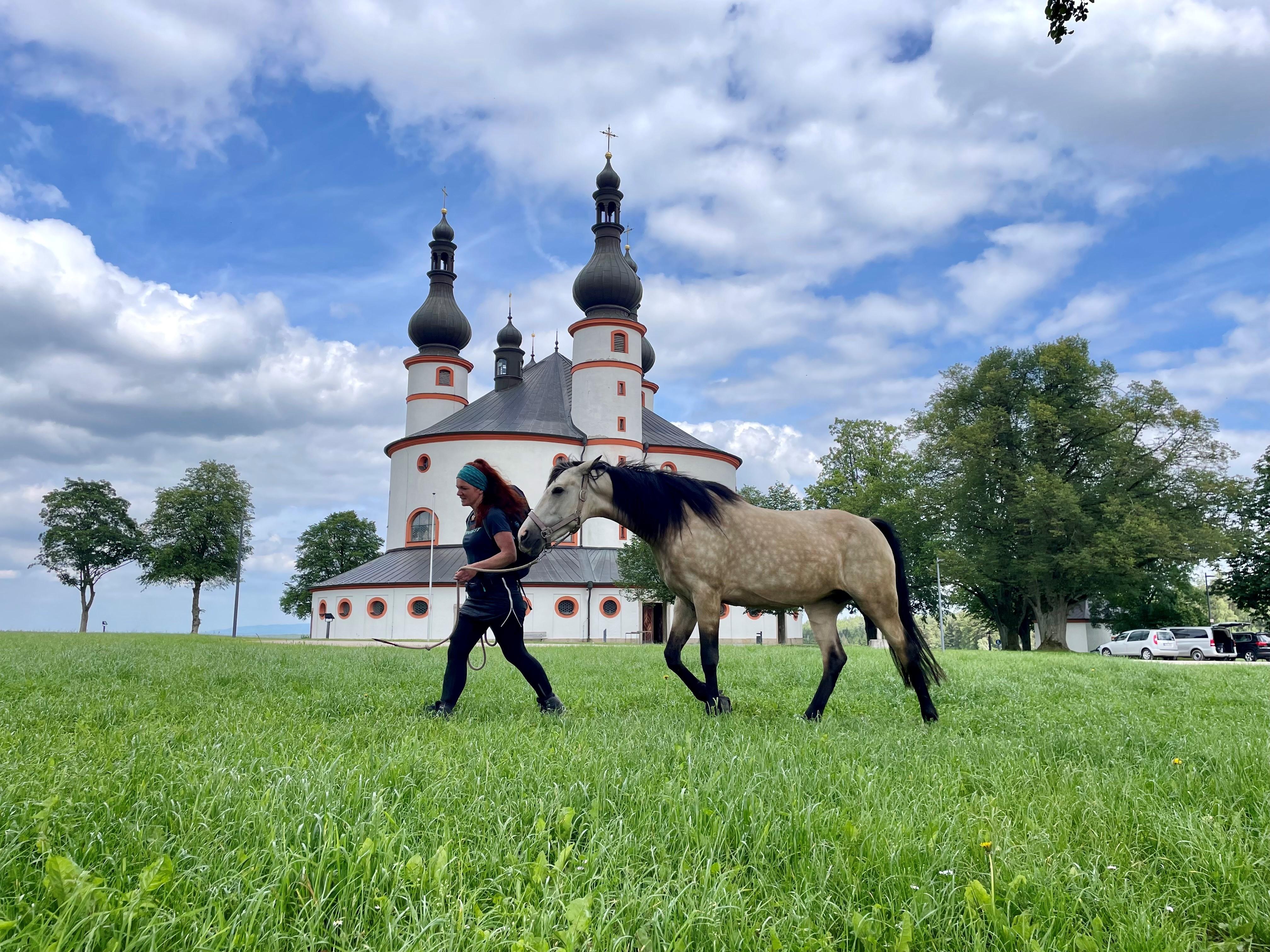 Tanja Rogler und ihre neues Pferd Joy vor der Dreifaltigkeitskirche Kappl bei Waldsassen