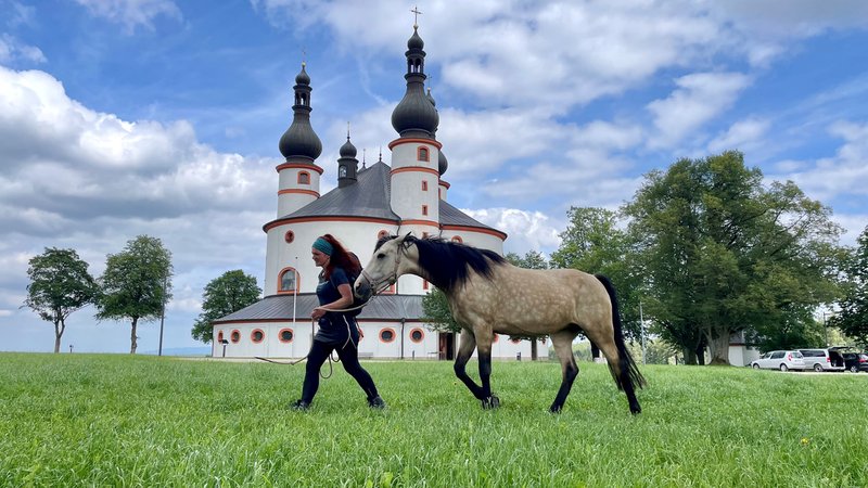 Tanja Rogler und ihre neues Pferd Joy vor der Dreifaltigkeitskirche Kappl bei Waldsassen