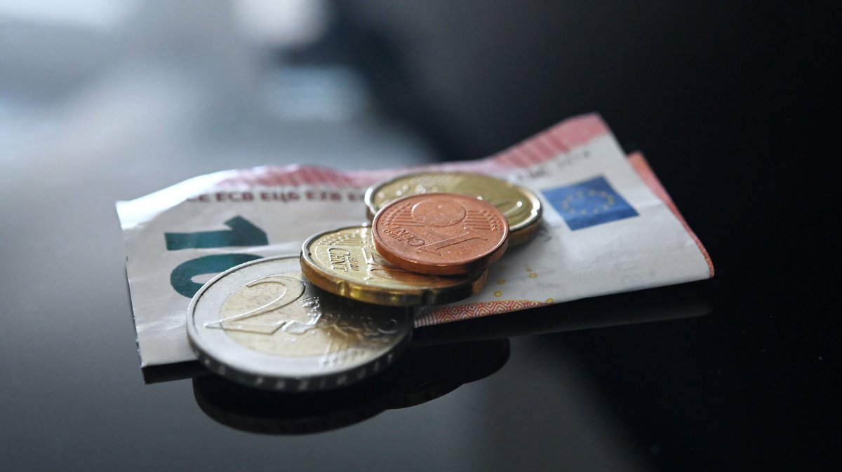 Münzen und ein Geldschein, die zusammen den Mindestlohn für das kommende Jahr ergeben: 12,41 Euro.