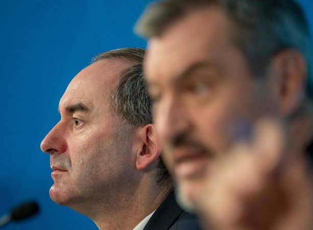 Hubert Aiwanger, (l, Freie Wähler) Stellvertretender Ministerpräsident und bayerischer Wirtschaftsminister, sitzt neben Markus Söder, (r, CSU) Ministerpräsident von Bayern, auf der Pressekonferenz zur Haushaltsklausur des bayerischen Kabinetts. | Bild: picture alliance/dpa | Peter Kneffel Hubert Aiwanger, (l, Freie Wähler) Stellvertretender Ministerpräsident und bayerischer Wirtschaftsminister, sitzt neben Markus Söder, (r, CSU) Ministerpräsident von Bayern, auf der Pressekonferenz zur Haushaltsklausur des bayerischen Kabinetts.