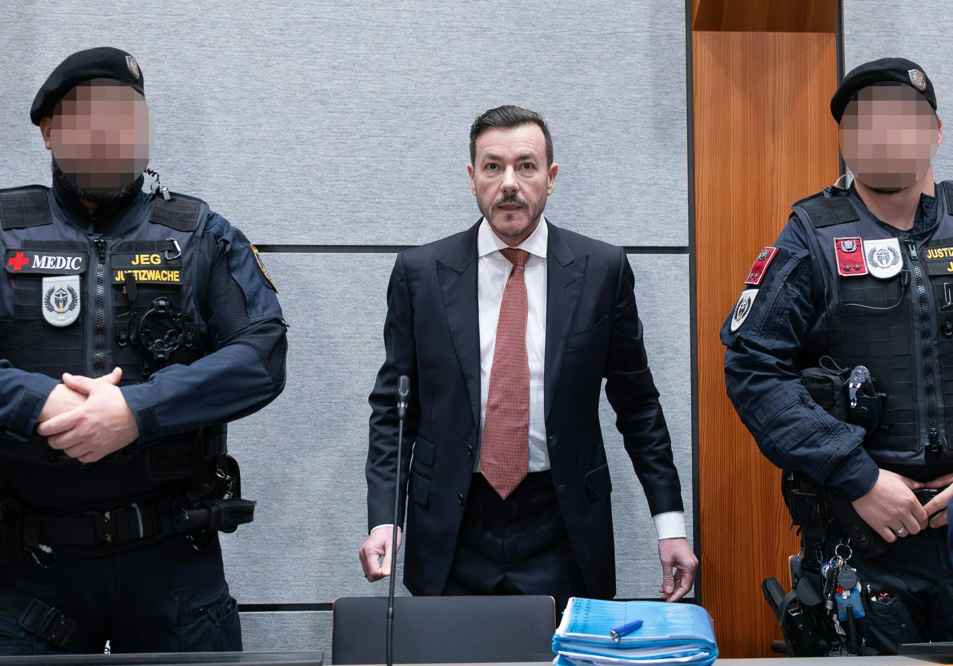 Der Angeklagte Rene Benko zu Beginn des Prozesses gegen den Signa-Gründer wegen des Vorwurfs der betrügerischen Krida.